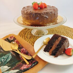 Foto de la tarta de chocolate Devil´s Food Cake presentada sobre una fuente
