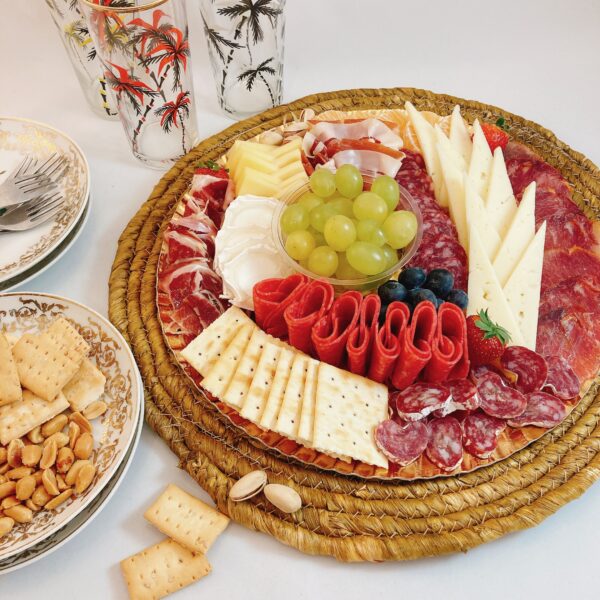 Imagen de la Tabla de Picoteo pequeña en la que se ven embutidos, frutas y quesos.